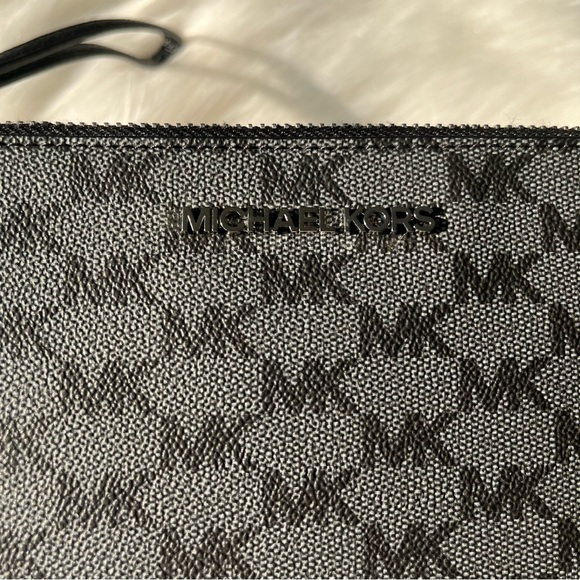 Michael Kors | Wristlet - Picture 3 of 6